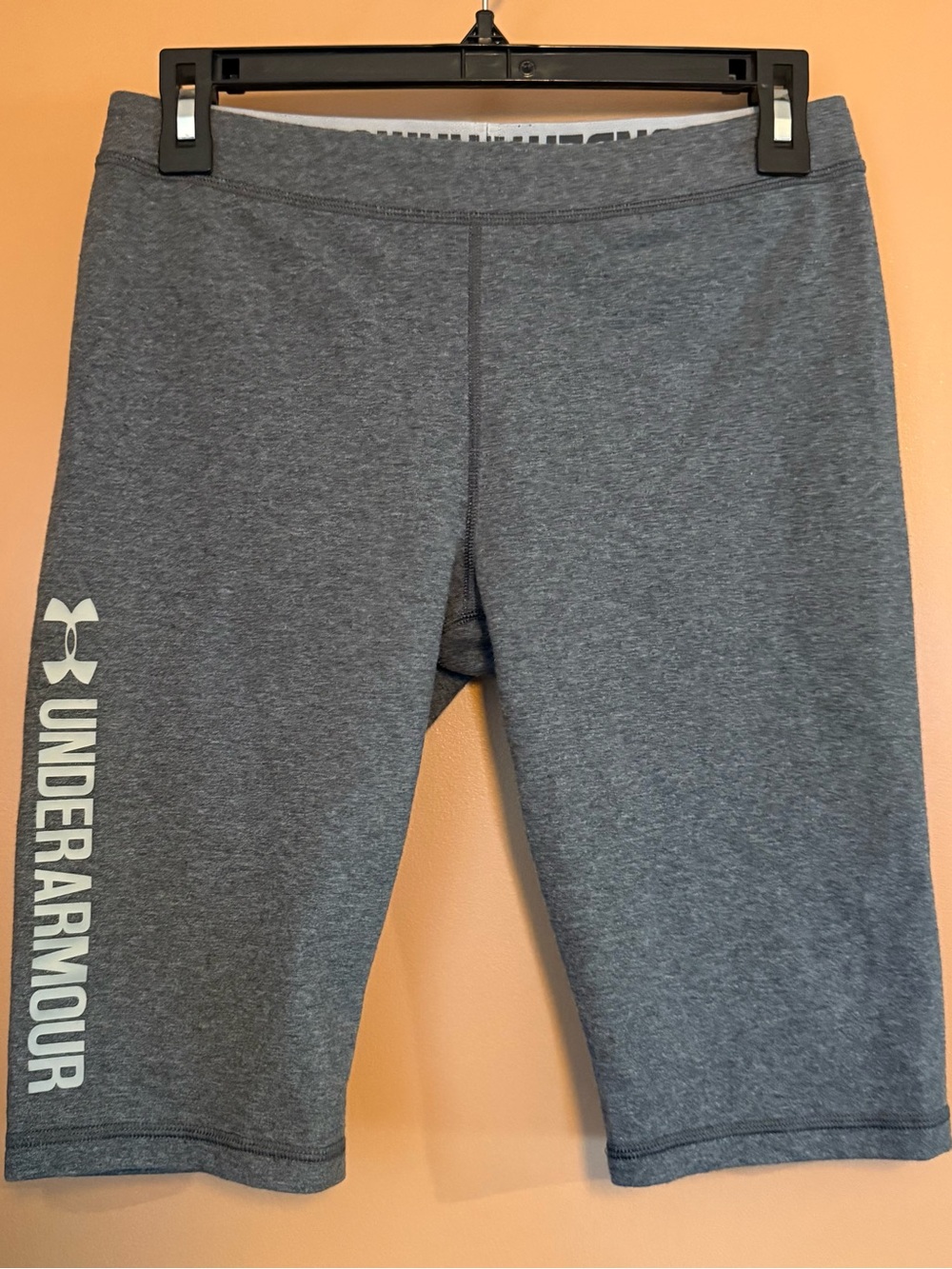 Under Armour HeatGear Women’s M Gray Fitted Bermuda Workout Athletic Shorts